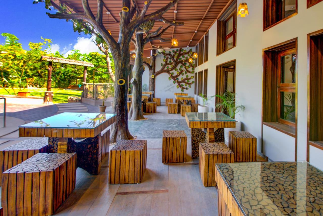 Hotel Club Mahindra Netrang Extérieur photo